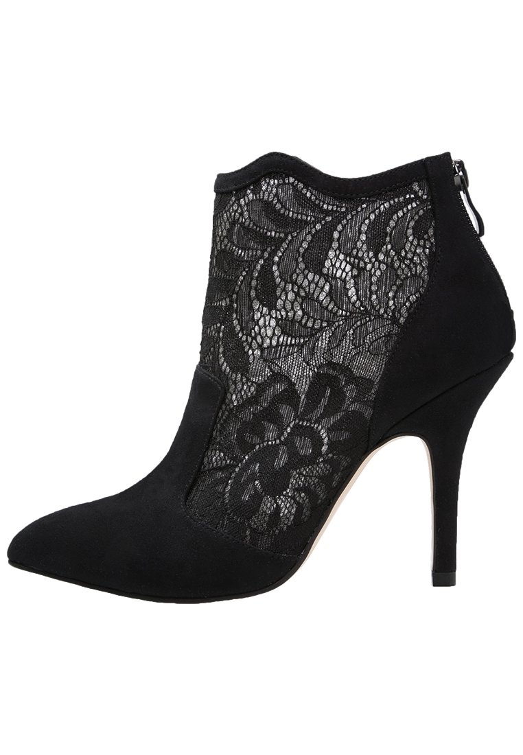 Stivale ankle in suede nero con punta affusolata, pannelli laterali in pizzo floreale a rete e tacco alto sottile con chiusura a zip sul retro.