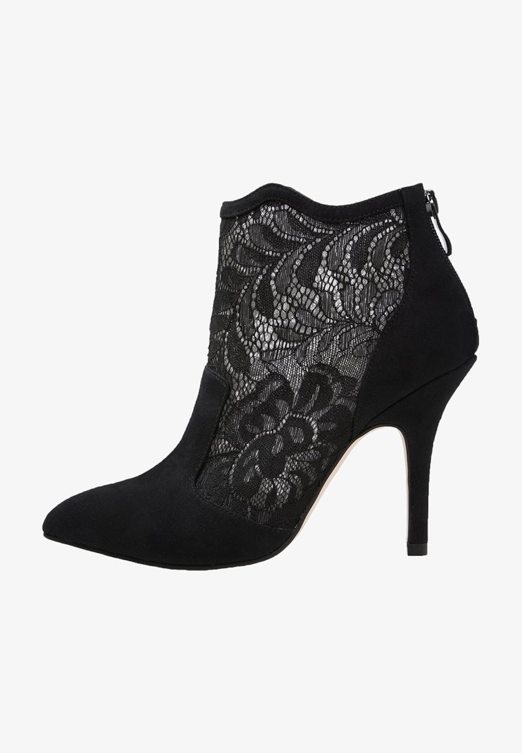 Stivale ankle in suede nero con punta affusolata, pannelli laterali in pizzo floreale a rete e tacco alto sottile con chiusura a zip sul retro.