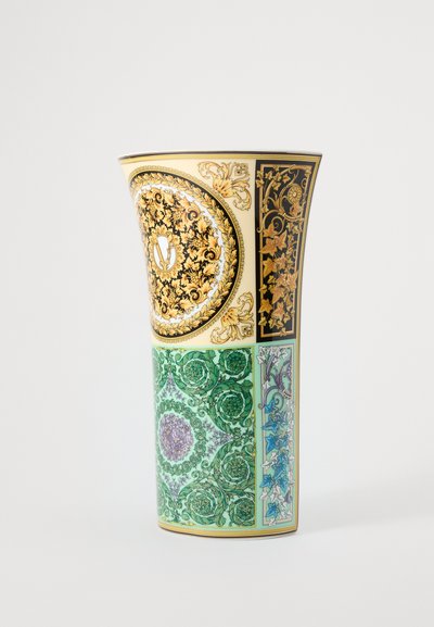 Vaso de cerâmica com padrões intrincados em dourado e preto, com desenhos florais em verde e turquesa. Forma afunilada, acabamento brilhante.