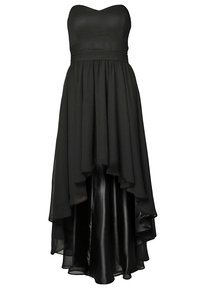 Robe noire sans bretelles à la coupe asymétrique, avec un corsage ajusté et une jupe en chiffon fluide superposée sur une sous-couche satinée brillante.