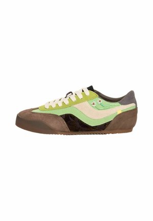 Zapato de perfil bajo con ante marrón, paneles de tela verde, cordones blancos, bordado floral y una franja ondulada crema en el lateral.