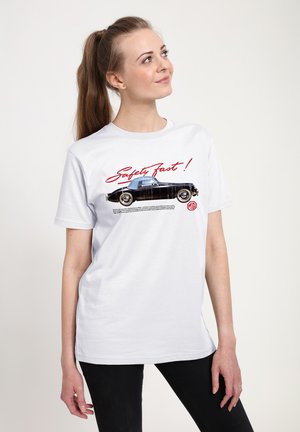 Biała bawełniana koszulka z grafiką czarnego samochodu oraz czerwonym napisem "Safety Fast!" i opisem poniżej, zaprojektowana z okrągłym dekoltem i krótkimi rękawami.