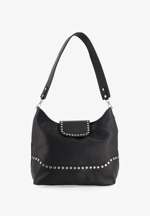 Czarna skórzana torba na ramię o fakturowanej powierzchni, srebrne ćwieki na klapie i spodzie oraz płaski pasek. Kompaktowy i miękki kształt.