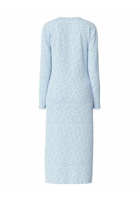 Vestido de manga larga en tejido azul claro con un patrón floral, que presenta una silueta ajustada y una superficie texturizada con relieve.