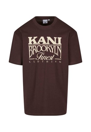 Ruda medvilnės marškinėliai su dideliu kreminiu grafinu, ant kurio parašyta "KANI BROOKLYN Finest Clothing." Trumpomis rankovėmis ir apvalia iškirpte.
