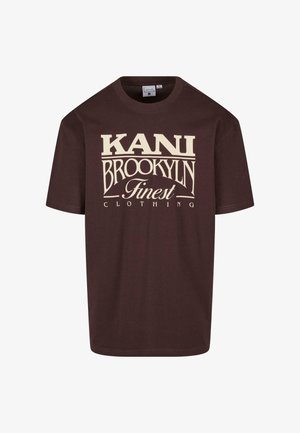 Braunes Baumwoll-T-Shirt mit großem cremefarbenem Grafikdruck, der "KANI BROOKLYN Finest Clothing" zeigt. Kurzärmlig und mit Rundhalsausschnitt.