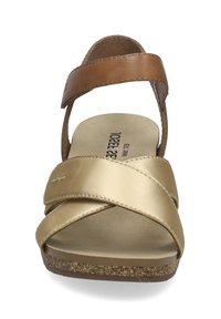 Gouden synthetische sandalen met een bruine leren band, voorzien van een gevoerd voetbed en een gestructureerde kurken zool voor extra grip.