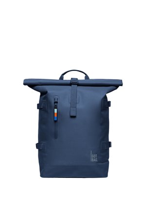 Marineblauwe roll-top rugzak met zijbanden, verticale ritstas aan de voorkant met kleurrijk trekkoord en een bovenhandgreep om te dragen.