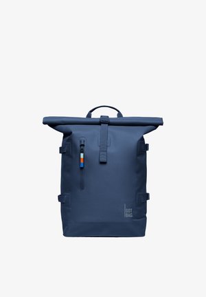 Dunkelblauer Roll-Top-Rucksack mit seitlichen Riemen, vorderer vertikaler Reißverschlusstasche mit farbigem Zipper und Tragegriff oben.