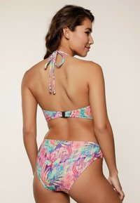 Conjunto de bikini multicolor con diseño de cuello halter. La tela presenta un vibrante patrón tropical con tonalidades de rosa, azul y verde.