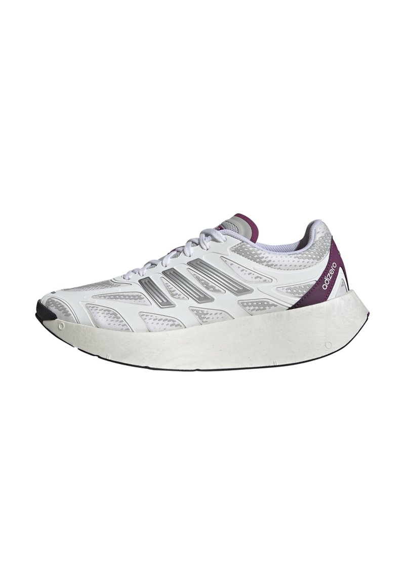 Baskets blanches avec des accents violets, tige en mesh, quatre rayures argentées, col rembourré et semelle épaisse blanche avec un motif noir.
