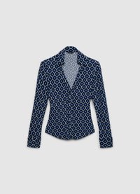 Chemise bleu marine à boutons avec un motif géométrique en diamants blancs et bleu clair. Elle possède un col et des manches longues.