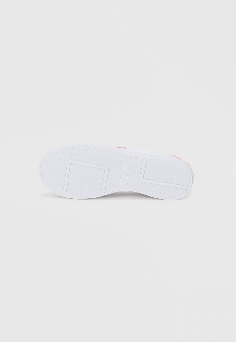 Hvid sneakersål med en tekstureret gummibund, der har sildebensmønster og afrundede kanter, fremhævet med en lyserød logodetalje.