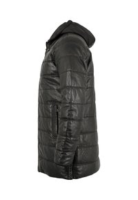 Schwarze gesteppte Lederjacke mit Kapuze, seitlicher Reißverschlusstasche und horizontalen Nähten, von der linken Seite vor einem weißen Hintergrund gezeigt.