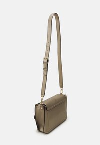 Guess MERIDIAN FLAP  - Skulderveske - bronze