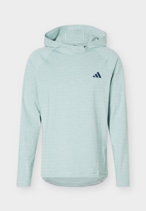 Gaiši zils garām piedurknēm kapučveida džemperis ar nelielu tumšu trijstūra formu logotipu uz kreisās krūtis, attēlots plakani pret balto fonu.