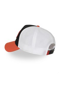 Gorra trucker de malla tricolor con visera naranja, panel frontal negro, parte trasera de malla blanca y cierre ajustable de presión negro.