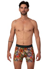 Színes állatos és virágmintás boxeralsó, rugalmas anyagból készült, fekete gumírozott derékkal, amelyen a márka neve látható.