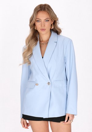 Světle modrý blazer s dlouhými rukávy, zapínáním na dva knoflíky a dvěma předními kapsami, s hladkým a strukturovaným povrchem.