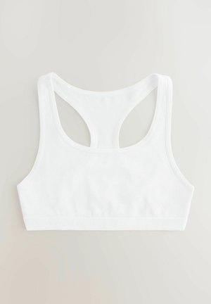 Witte sportbeha met een racerback-ontwerp, gemaakt van zachte katoen, met een brede band met subtiele merktekst en een gladde textuur.
