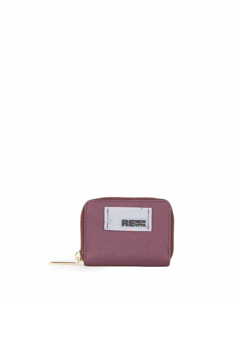 Billetera de tela morada con forma rectangular, que cuenta con una etiqueta blanca con "RENEW VITA". Cierre con cremallera dorada y tirador.