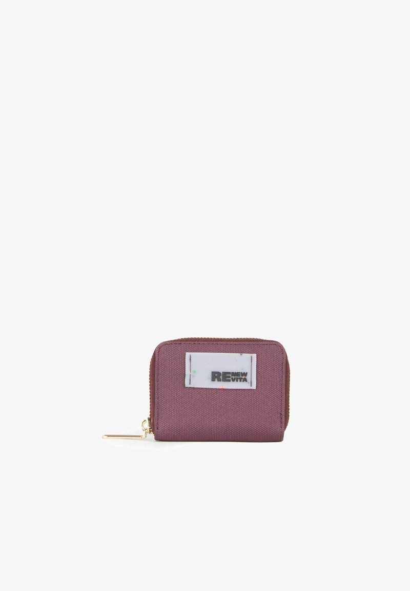 Billetera de tela morada con forma rectangular, que cuenta con una etiqueta blanca con "RENEW VITA". Cierre con cremallera dorada y tirador.