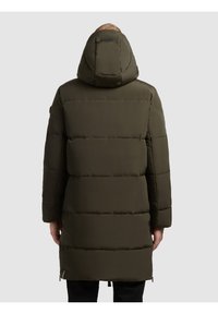 Wyściełana parka w ciemnozielonym kolorze, z kapturem i długimi rękawami. Posiada pikowany wzór i regulowany dół, wykonana z gładkiego, wodoodpornego materiału.