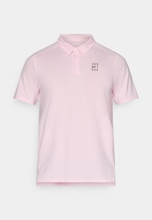 Valkoinen vaaleanpunainen poolopaita teksturoidusta kankaasta, jossa on kaulus ja lyhyet hihat. Vasemman rinnan alueella pieni musta logo.