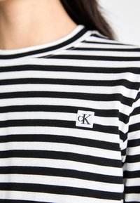 Calvin Klein Jeans REGULAR LONG SLEEVED - Tops ar garām piedurknēm - black/bright white