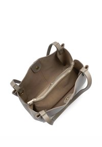 Sac à main en cuir beige avec une finition texturée, comprenant deux anses, une poche intérieure zippée et une fermeture à pression. Doublé d'un tissu beige clair.