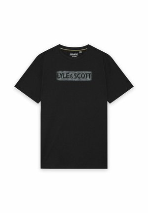 Sort T-shirt med korte ærmer og en centreret rektangulær grafik med teksten "LYLE & SCOTT" i fed skrift.