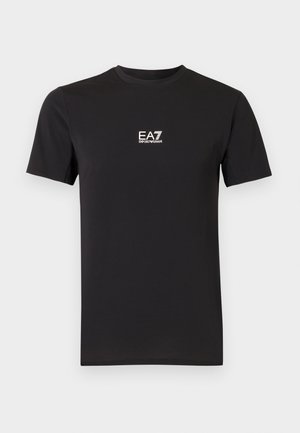 Čierne tričko s krátkym rukávom z mäkkej tkaniny, na hrudi s malým bielym logom EA7 Emporio Armani. Klasický okrúhly výstrih.