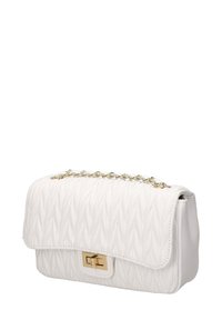 Borsa a tracolla bianca trapuntata con chiusura dorata e tracolla a catena. Progettata con una texture morbida, presenta una forma strutturata e bordi arrotondati.