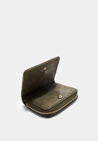 Portafoglio in pelle verde con hardware dorato, chiusura con zip e diversi scomparti per carte. L'interno presenta una fodera testurizzata. Design aperto e piatto.