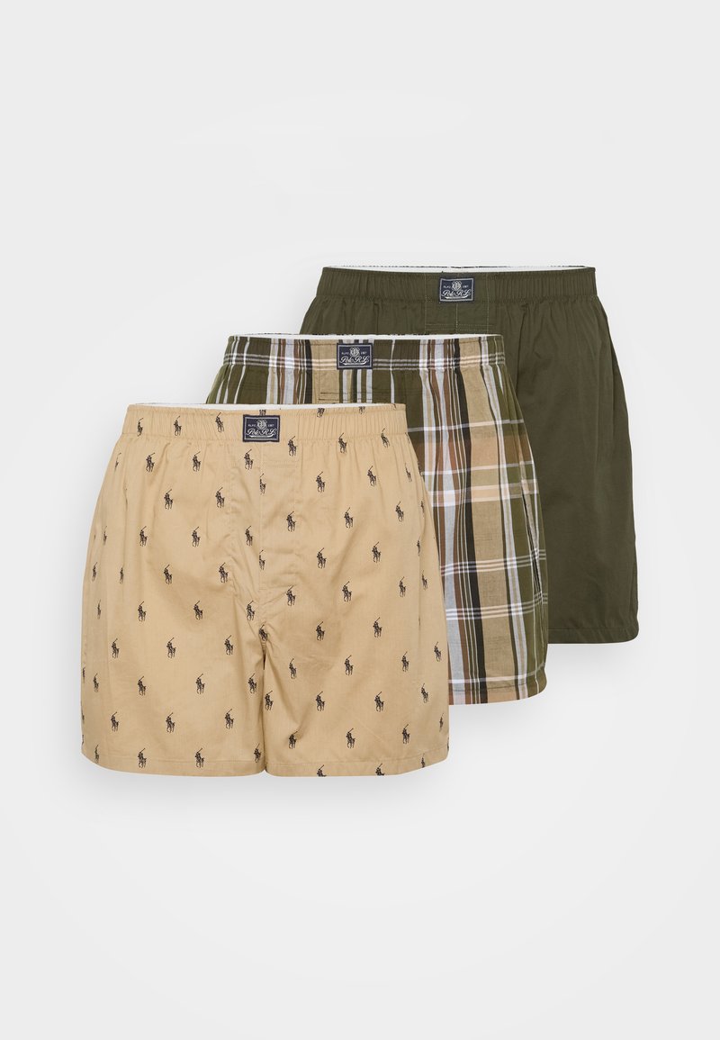 Drei Paar Boxershorts: eine beige mit kleinen schwarzen Logos, eine kariert in Grün- und Brauntönen und eine einfarbig olivgrün. Alle haben elastische Bündchen.