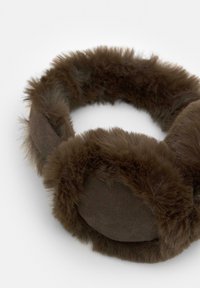 Brune ørevarmere i imiteret pels med et blødt tekstureret bånd og bløde øredækninger, designet til varme og komfort i koldt vejr.