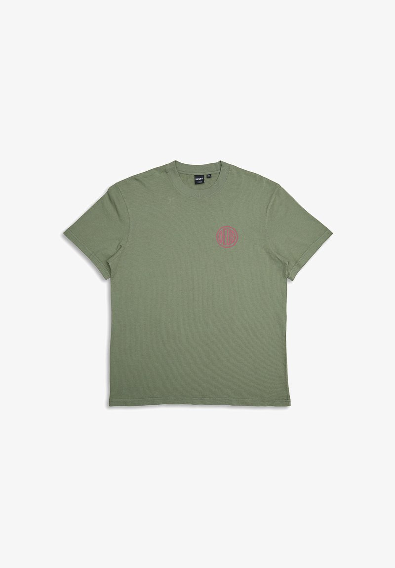 Camiseta de algodón verde oliva con mangas cortas. Presenta un logo rojo redondo en el lado izquierdo del pecho. Textura suave, cuello redondo clásico.