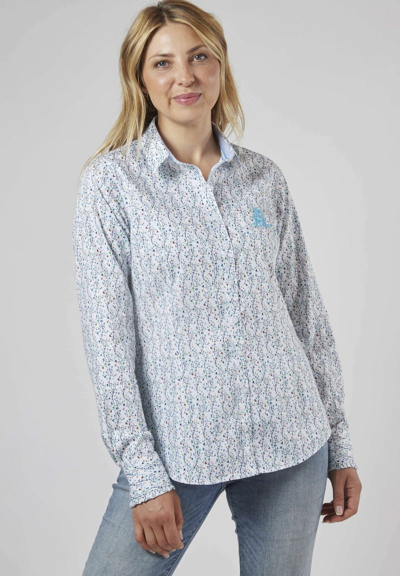 Chemise à boutons florale bleu clair avec des motifs multicolores, manches longues et ourlet arrondi. Tissu doux avec une texture lisse.