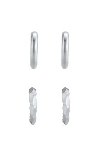 Silberohrringe mit zwei Designs: glatte, runde Creolen und strukturierte, facettierte Formen. Beide haben eine glänzende, reflektierende Oberfläche.