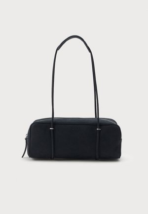 Borsa a mano rettangolare nera con lunghi sottili manici e chiusura con cerniera sulla parte superiore, mostrata su uno sfondo chiaro uniforme.