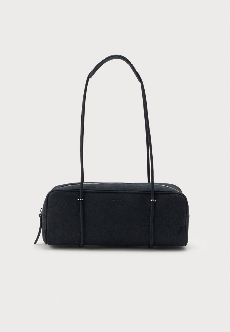 Sac à main rectangulaire noir avec de longues bretelles fines et une fermeture éclair sur le dessus, présenté sur un fond clair uni.