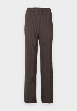 Hnedé rebrované nohavice s elastickým pásom, so strihom rovného zakončenia a textúrovanou látkou. Čistý, minimalistický styling.