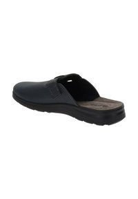 Scarpa clog nera senza lacci con cinturino regolabile e soletta imbottita, inclinata verso destra su uno sfondo bianco.