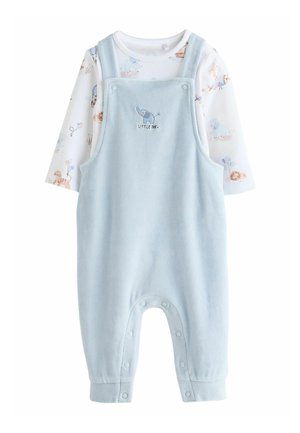 Hellblauer Fleece-Babystrampler mit Druckknöpfen und weißem Langarmshirt mit pastellfarbenen Tiermotiven darunter.