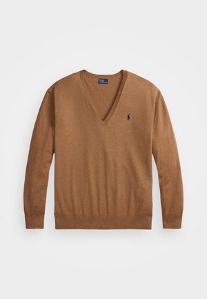 Brauner V-Ausschnitt-Pullover aus weichem Material, mit langen Ärmeln und einem kleinen blauen gestickten Emblem auf der linken Brust.