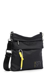 Borsa a tracolla nera in canvas con superficie testurizzata, cintura accentata gialla, dettagli in metallo argentato e tracolla regolabile. Presenta una tasca frontale con zip.