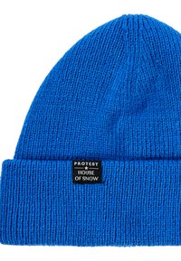 Blauwe gebreide beanie met een ribbelstructuur, voorzien van een omgeslagen rand. Zwart label aan de voorkant met de tekst "PROTEST HOUSE OF SNOW."