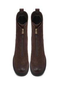 Stivali alla caviglia in suede marrone con chiusura a zip, punta rotonda e suola in gomma piatta. Presentano una superficie testurizzata e dettagli in hardware color oro.