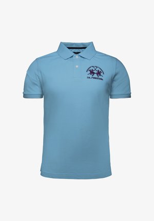 Camisa polo de color azul claro hecha de algodón. Presenta un cuello, tres botones frontales y un logotipo bordado en morado. Mangas cortas con puños a juego.