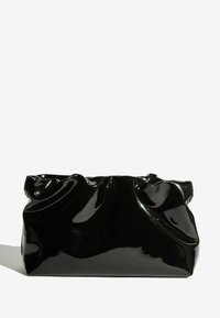 Melna lakādas soma ar savilktu dizainu, gludu tekstūru un noapaļotām malām. Izceļas ar vieglu spīdumu un bez redzamiem metāla elementiem.